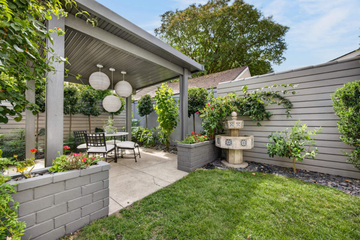 A pergola‑covered patio creates a true outdoor room, ideal for entertaining or quiet evenings at home.